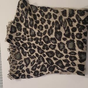 𝅺Adorable Black and Gray Metallic Oblong Scarf